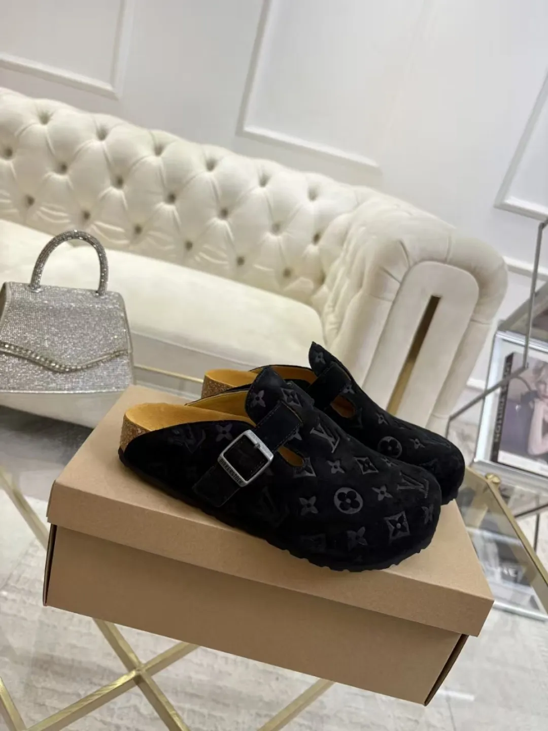 Women's p560 Men's p580 ✨ LV couple's toe-cap slippers | Full of high-end feel, you can walk with wind! ✨ This pair of LV classic toe-cap slippers is simply a "walking grass-planting machine"! Original three-dimensional embossed cowhide + cowhide fabric, the texture is high-end at first glance, and you will become a rich daughter/son in seconds ~💅 🌟 Why must you join TA? ✔️ Original embossed cowhide - clear texture but not cheap, classic presbyopia yyds ✔️ Belt buckle + metal logo - ecstatic control of details, exquisite to the heel! ✔️ Sheepskin lining + cushioned footbed - it feels like stepping on clouds ☁️, and you won’t feel tired when you go shopping~ ✔️ Non-slip rubber sole - walking is as stable as a mountain, and you are not afraid of slipping on rainy days!  👫 The best outfit for couples: Whether it’s shorts, T-shirts👕 or long skirts and suits👗, pairing these shoes with each other will immediately create a lazy and high-end atmosphere! Everyday outings/vacations, no matter what you shoot, it will look like a blockbuster📸🔥 The texture and foot feel that only the higher version can have, it is not a hit or a hit! Heartbeat is not as good as action. True love is true when both pairs are in pairs~💖 #LVcoupleslippers #高色综合 #好看不狠的 Feet #couples’ must-have